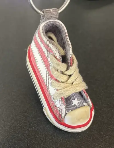 Llavero Zapatilla Converse All Star Rayas Rojas - miniatura 3