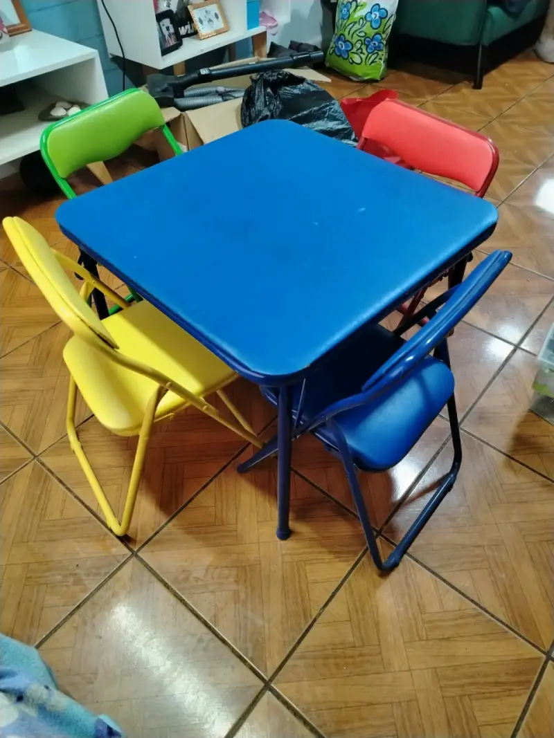 Mesa y sillas plegables para niños multicolor