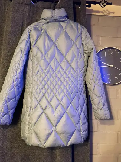 Chaqueta acolchada gris para mujer - miniatura 2