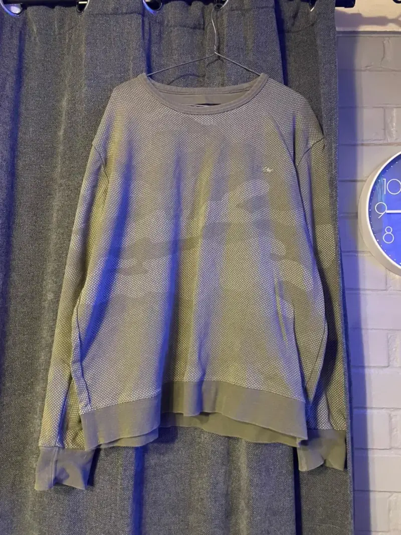 Polerón gris para hombre con diseño casual