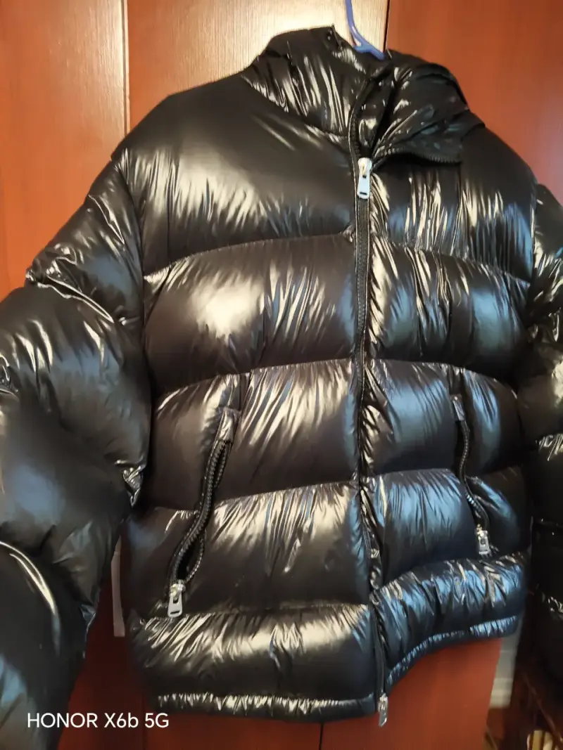 Chaqueta acolchada negra con capucha - 1
