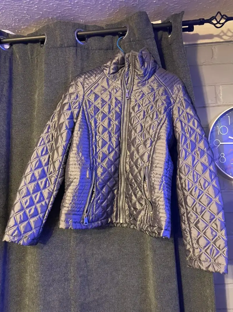Chaqueta acolchada gris para mujer