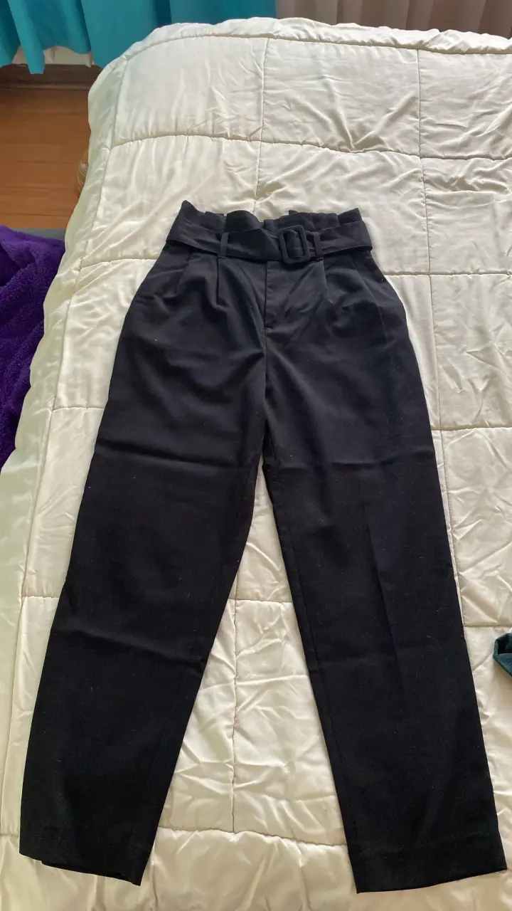 Pantalones negros con cinturón para mujer
