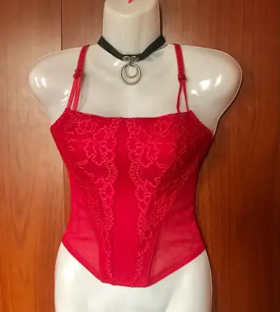 Corset rojo de encaje - miniatura 1