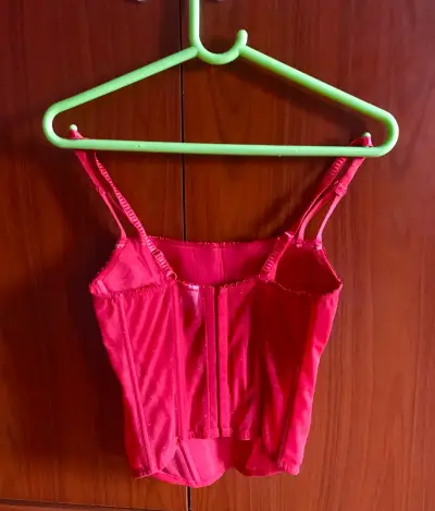 Corset rojo de encaje - miniatura 3