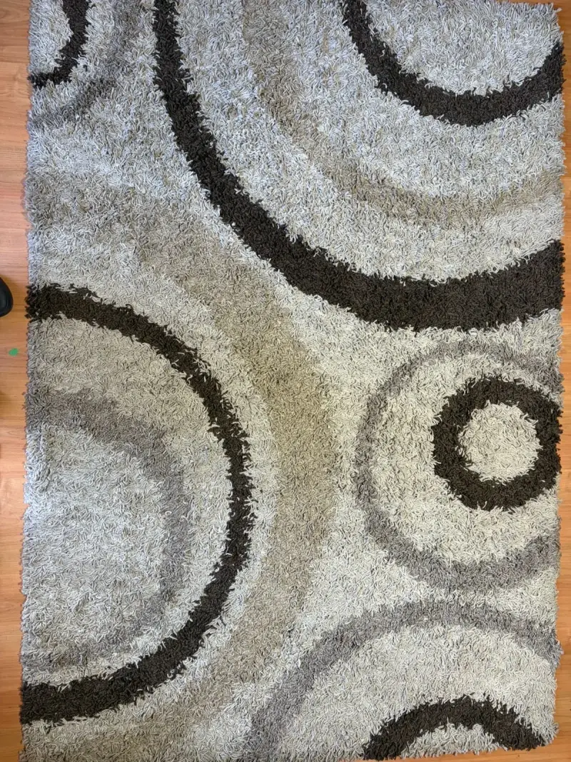 Alfombra moderna beige y marrón con diseño circular - 1