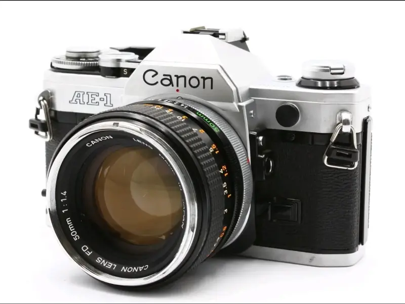 Cámara Canon AE-1 con lente 50mm f/1.4