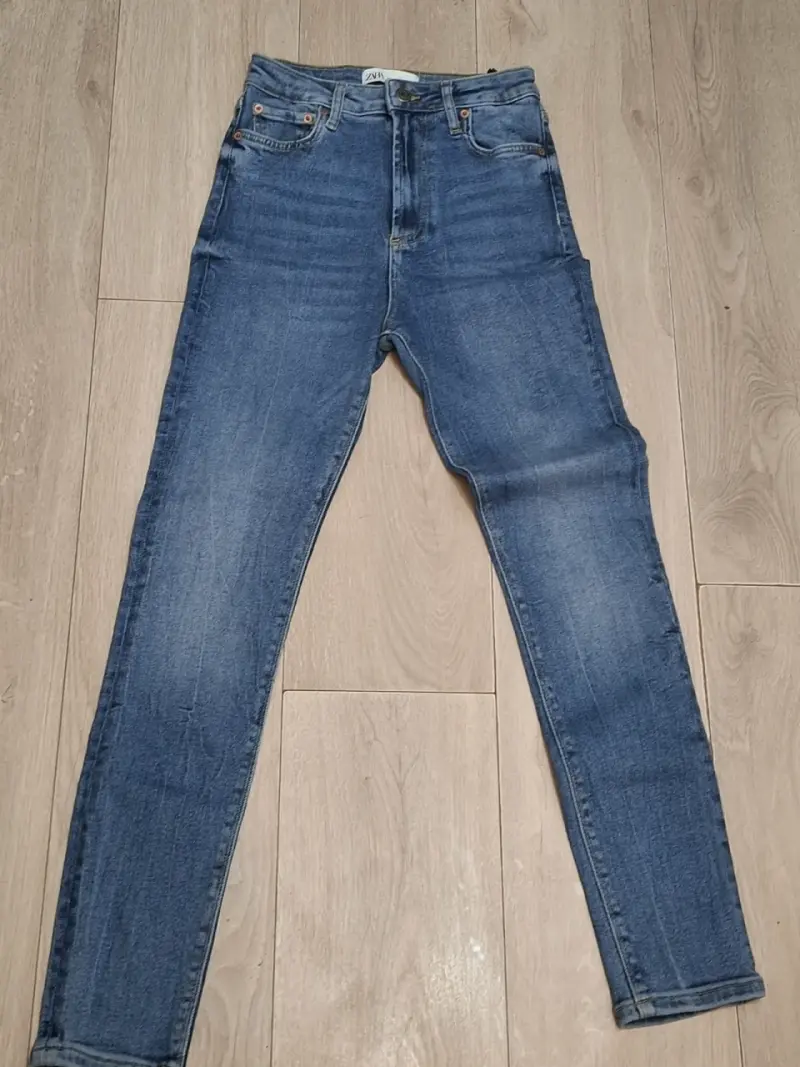 Jeans Zara azul de mezclilla para mujer