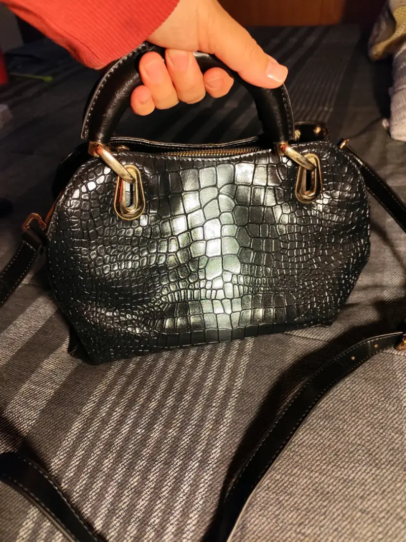 Bolso de mano negro con textura de cocodrilo - 1