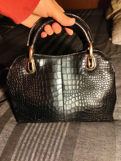 Bolso de mano negro con textura de cocodrilo - miniatura 2