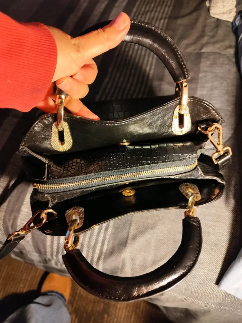 Bolso de mano negro con textura de cocodrilo - 3