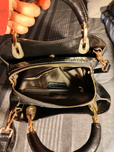 Bolso de mano negro con textura de cocodrilo - miniatura 4