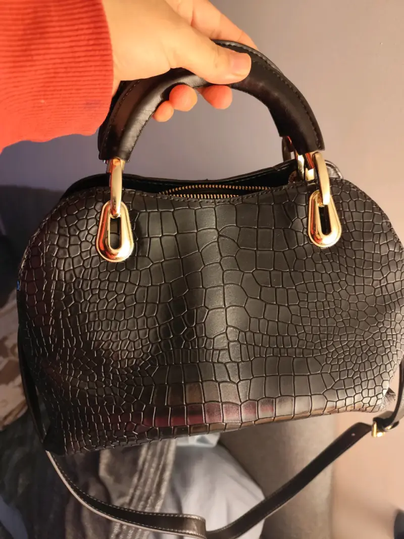 Bolso de mano negro con textura de cocodrilo - 5