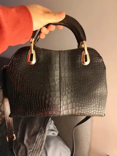Bolso de mano negro con textura de cocodrilo - miniatura 6