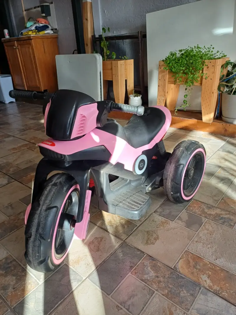 Moto eléctrica infantil rosa con velocímetro - 2