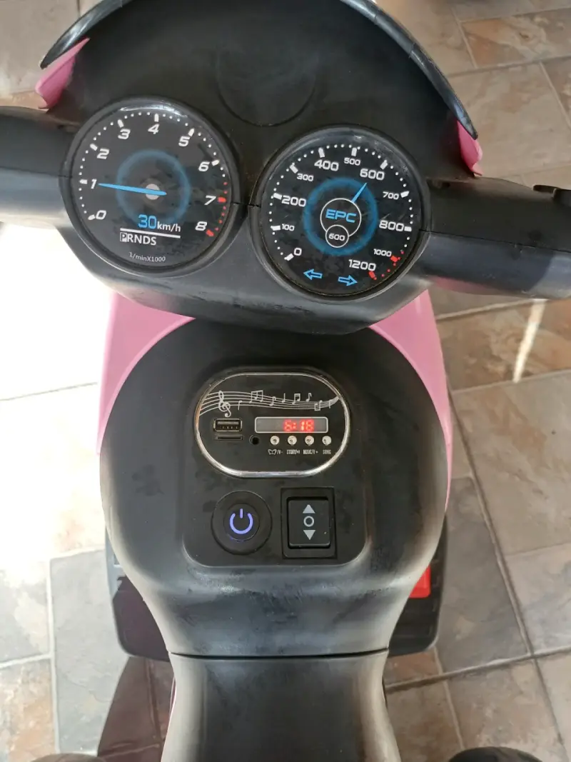 Moto eléctrica infantil rosa con velocímetro - 3