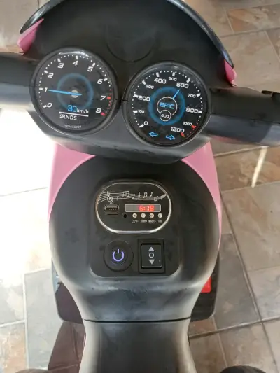 Moto eléctrica infantil rosa con velocímetro - miniatura 3