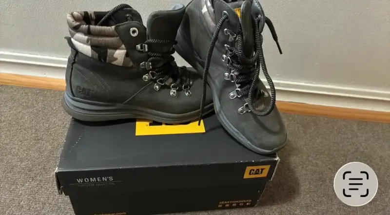 Botas de mujer CAT negras con diseño camuflado