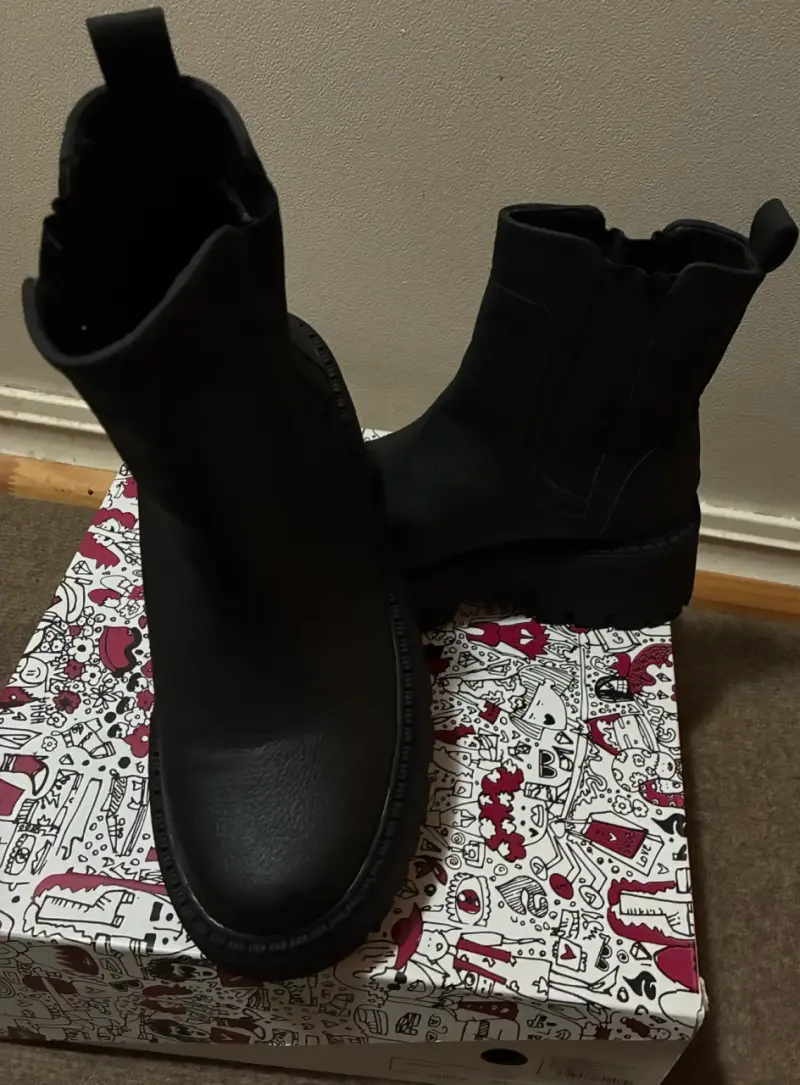 Botines negros de cuero con suela gruesa