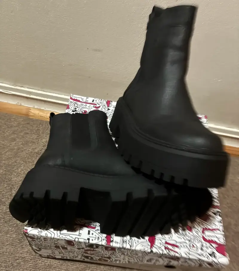 Botines negros de cuero con suela gruesa - 2