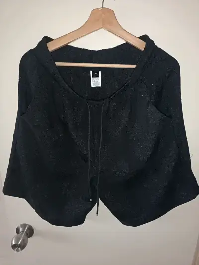 Chaleco negro con capucha y diseño floral - miniatura 1