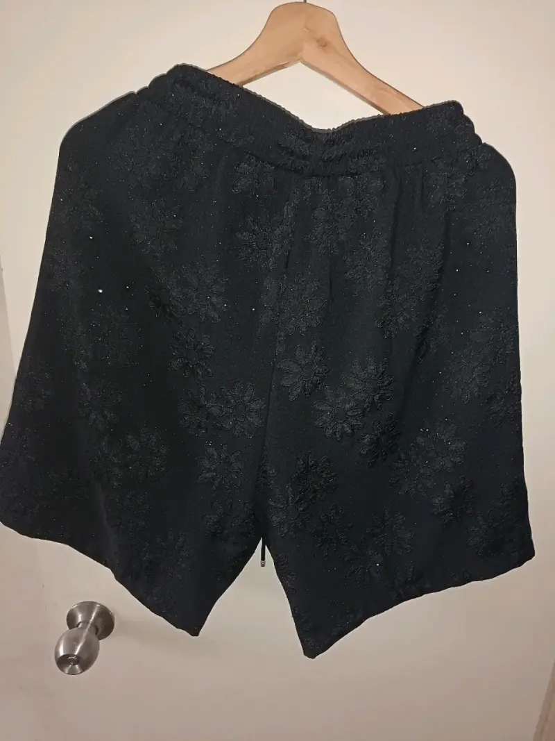 Chaleco negro con capucha y diseño floral - 2