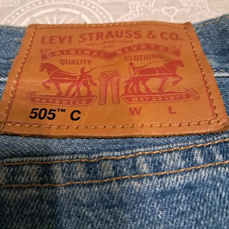 Shorts de mezclilla Levi's 505C desgastados - 3