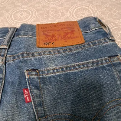 Shorts de mezclilla Levi's 505C desgastados - miniatura 4