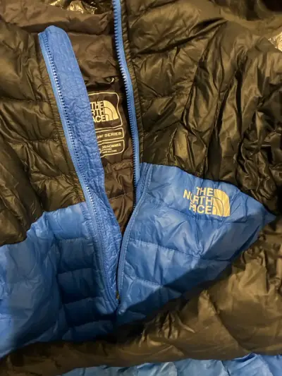 Chaqueta The North Face Summit Series azul y negra - miniatura 1