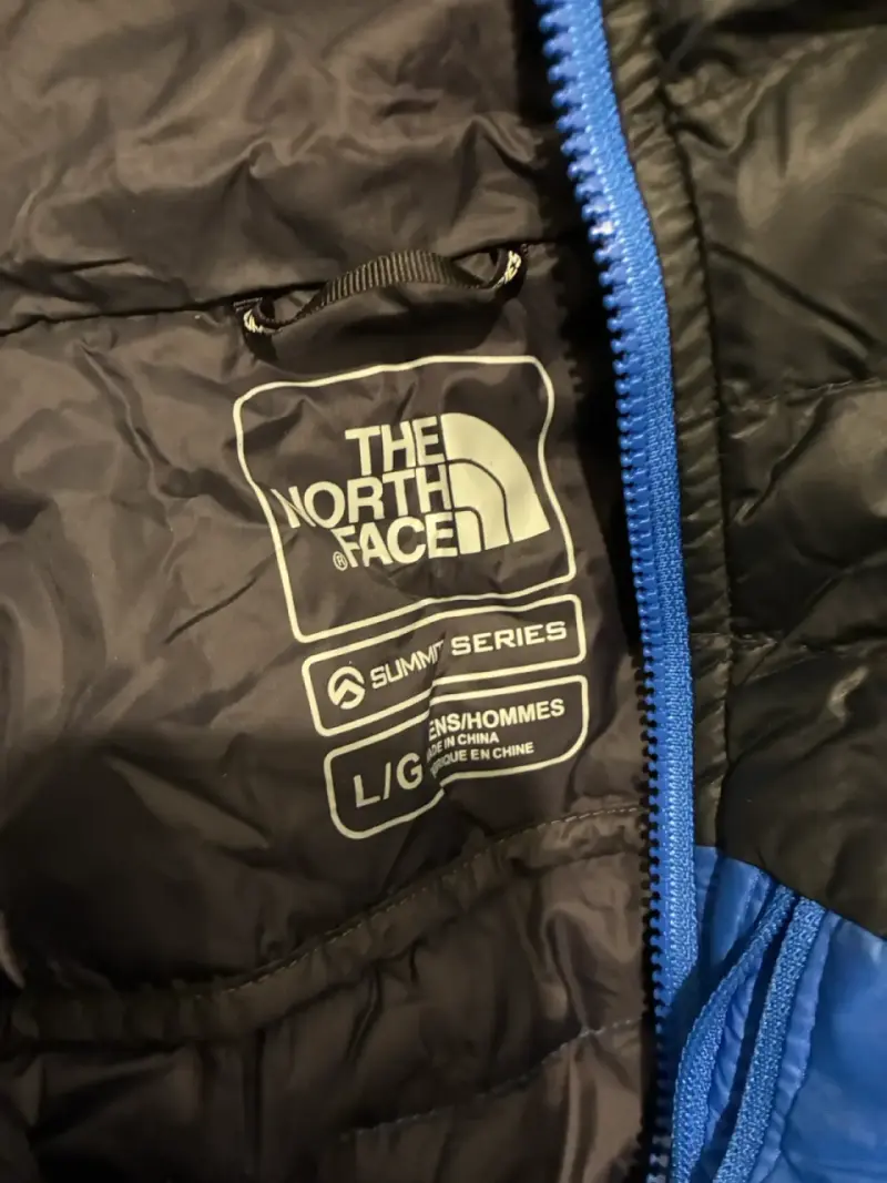 Chaqueta The North Face Summit Series azul y negra - 2