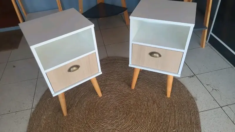 Mueble de TV blanco con espejo y patas de madera - 5
