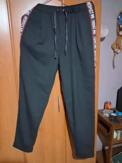 Pantalones deportivos negros Bershka con cinta lateral - miniatura 1