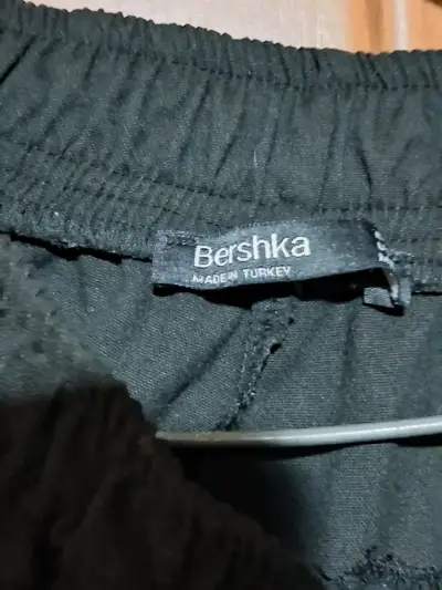 Pantalones deportivos negros Bershka con cinta lateral - miniatura 3