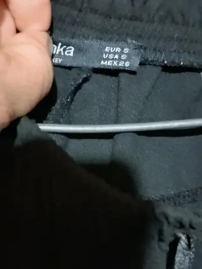 Pantalones deportivos negros Bershka con cinta lateral - miniatura 4