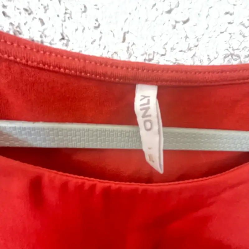Blusa sin mangas roja de mujer marca Only - 3