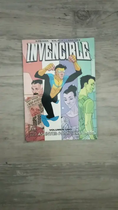 Cómic Invencible Volumen Uno Asuntos Familiares - miniatura 1