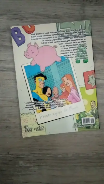 Cómic Invencible Volumen Uno Asuntos Familiares - miniatura 2