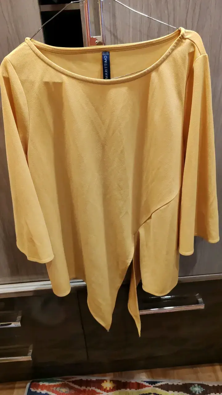 Blusa amarilla, blusa negra y bufanda - 1