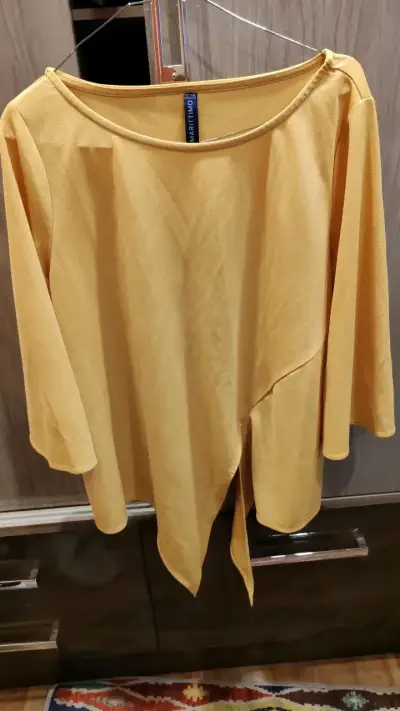 Blusa amarilla, blusa negra y bufanda - miniatura 1