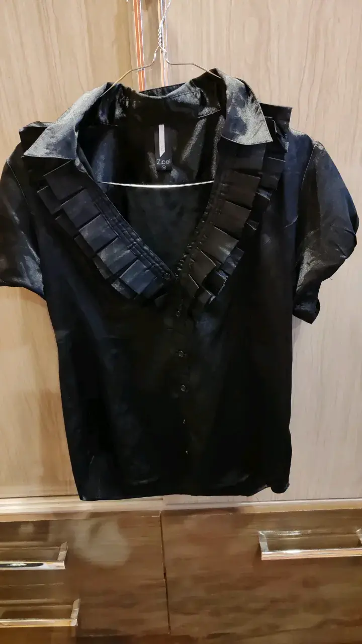 Blusa amarilla, blusa negra y bufanda - 2