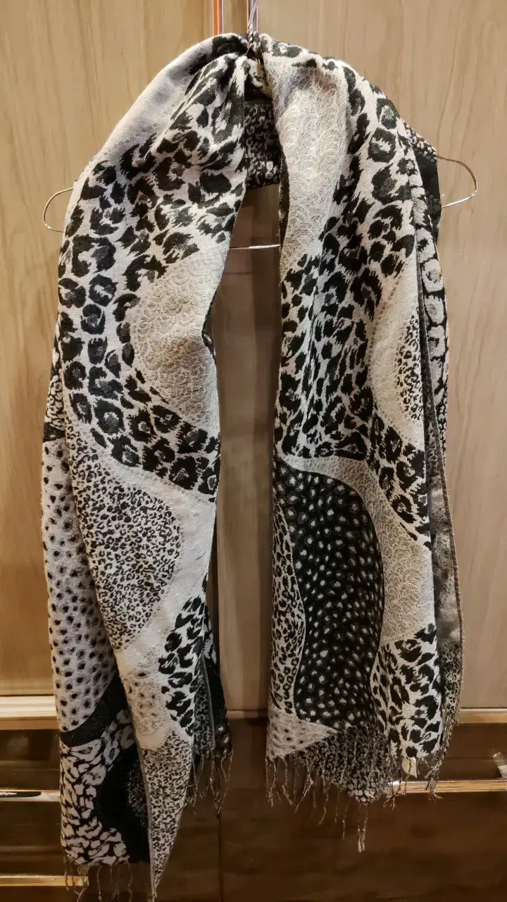 Blusa amarilla, blusa negra y bufanda - 3