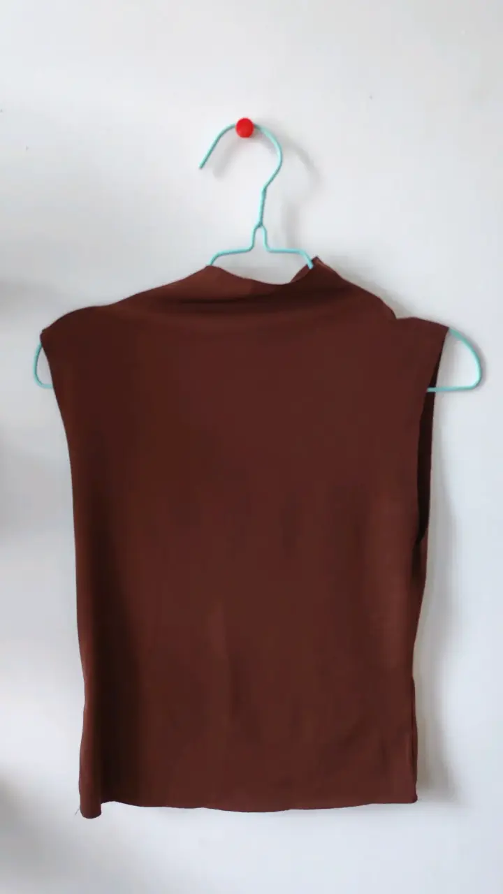Blusa sin mangas color marrón