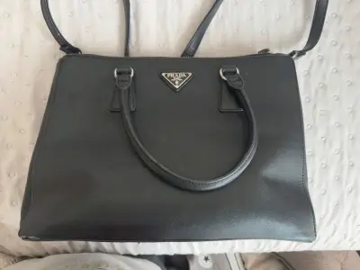 Bolso de cuero negro Prada elegante - miniatura 1