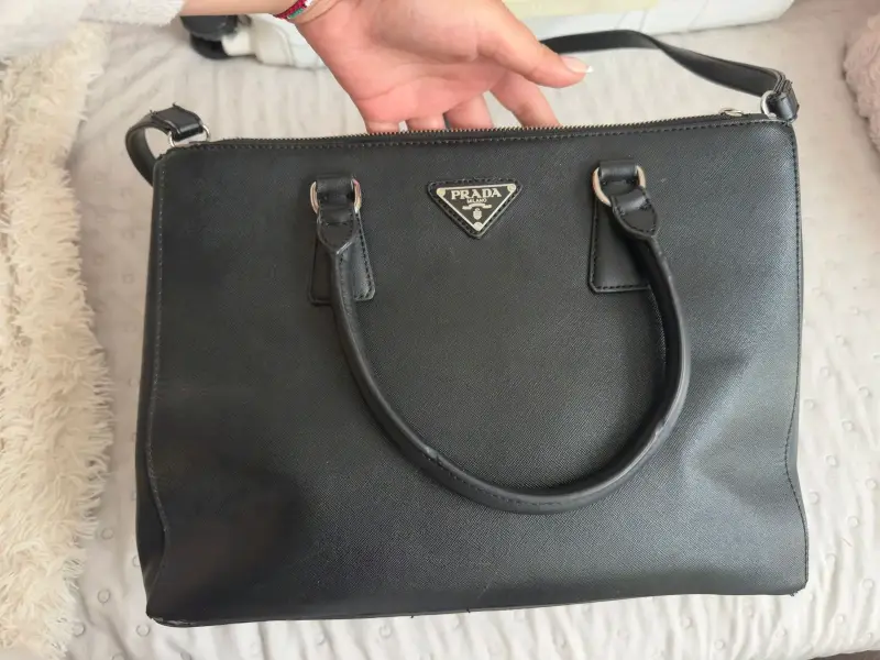 Bolso de cuero negro Prada elegante - 2