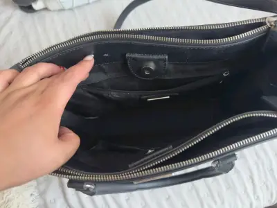 Bolso de cuero negro Prada elegante - miniatura 5
