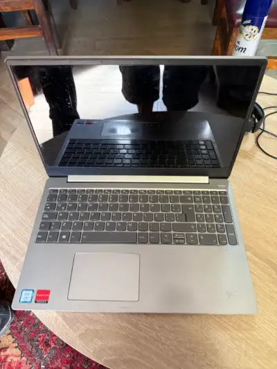 Laptop Lenovo con Intel Core i5 y 20GB RAM - miniatura 1