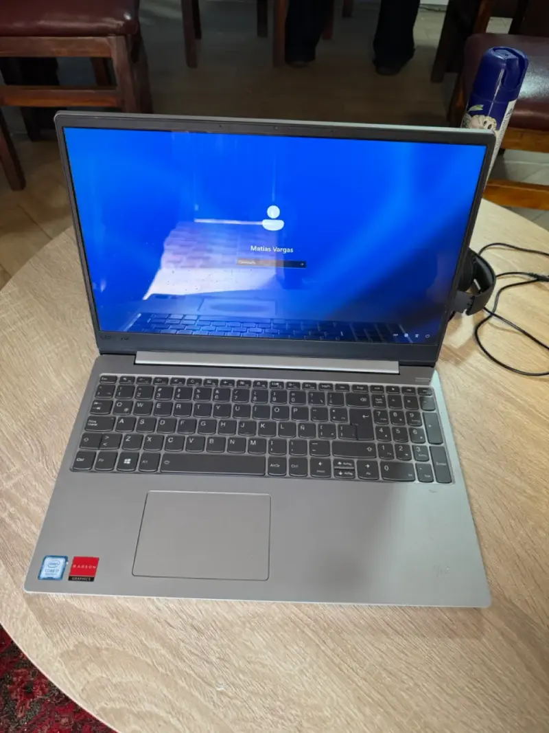 Laptop Lenovo con Intel Core i5 y 20GB RAM - 6