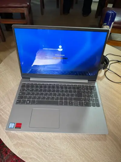 Laptop Lenovo con Intel Core i5 y 20GB RAM - miniatura 6