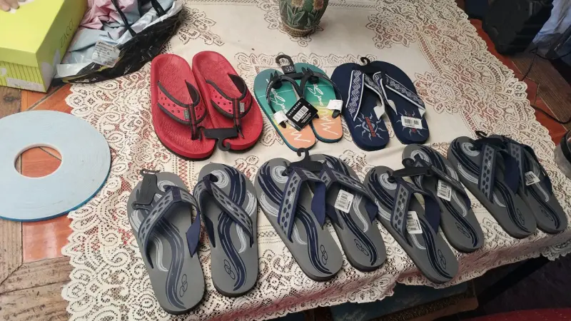 Variedad de sandalias y chalas para hombre