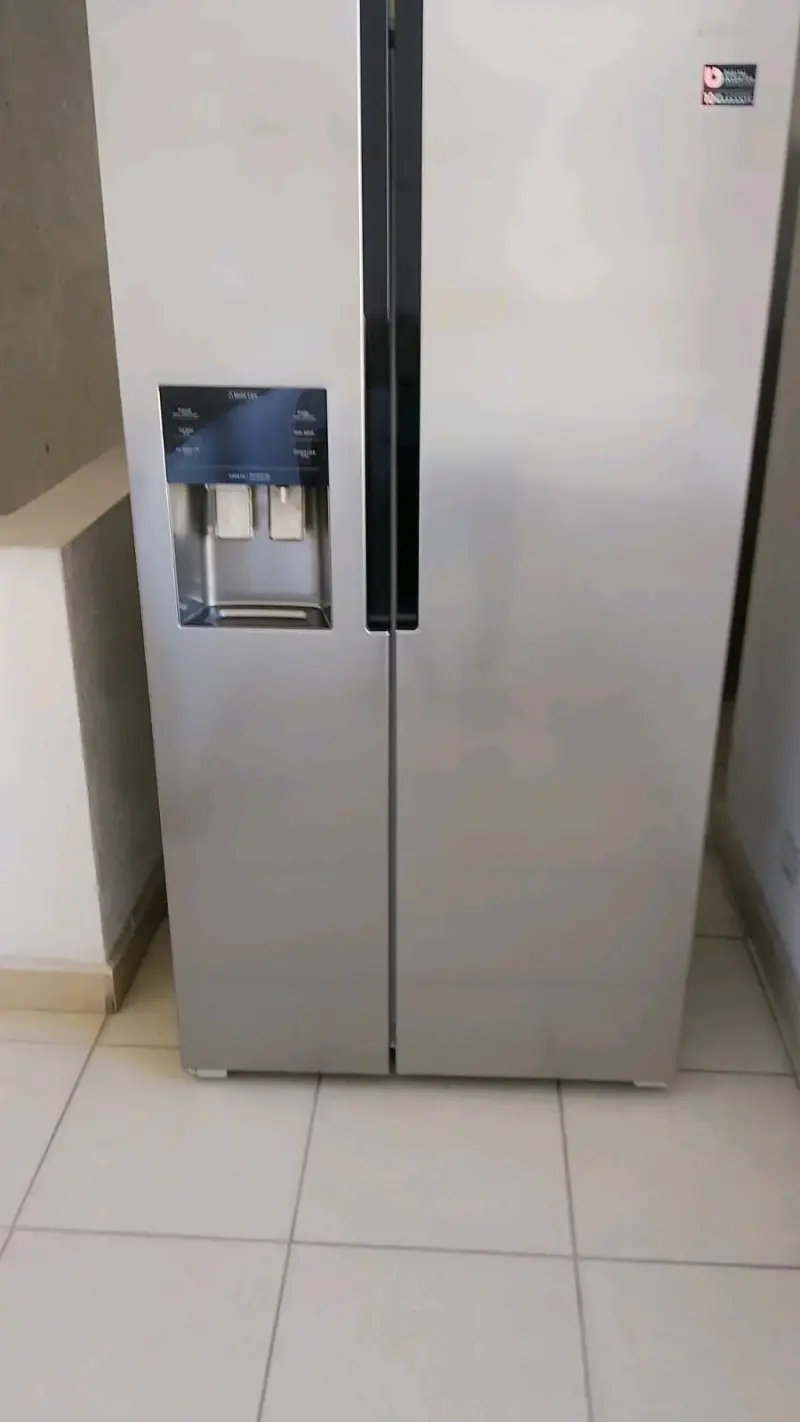 Refrigerador Side by Side con dispensador de agua - 1